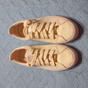 Lacoste shoes for girls ,yellow color ,size USA.5 check pictures very good shoes